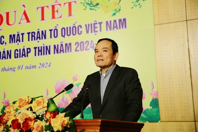 Phó Thủ tướng Trần Lưu Quang trao tặng 1 tỷ đồng ủng hộ Quỹ Vì người nghèo tỉnh Hoà Bình- Ảnh 1.