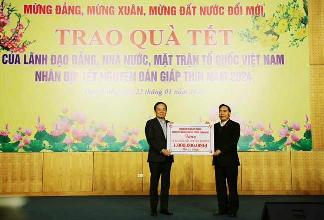 Phó Thủ tướng Trần Lưu Quang trao tặng 1 tỷ đồng ủng hộ Quỹ Vì người nghèo tỉnh Hoà Bình- Ảnh 3.