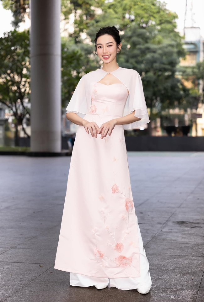 Hoa hậu Thùy Tiên xinh đẹp, giản dị khi mang Tết hạnh phúc cho kiều bào tại Campuchia- Ảnh 1.