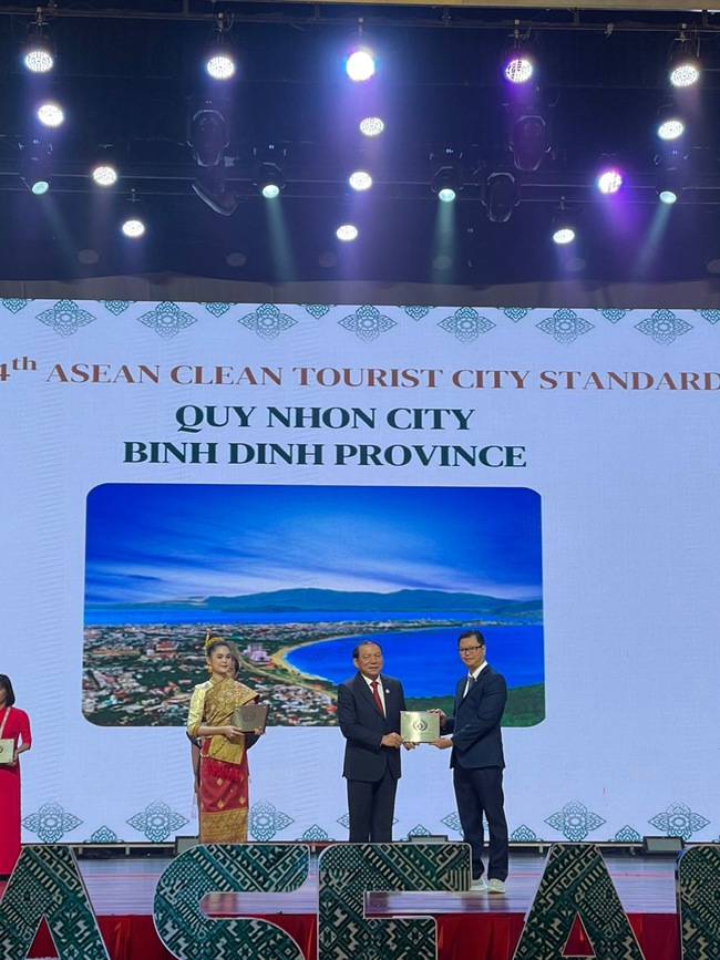 Bình Định: Quy Nhơn - nơi phủ cây xanh trên "đất vàng" - được vinh danh thành phố du lịch sạch ASEAN 2024- Ảnh 1.