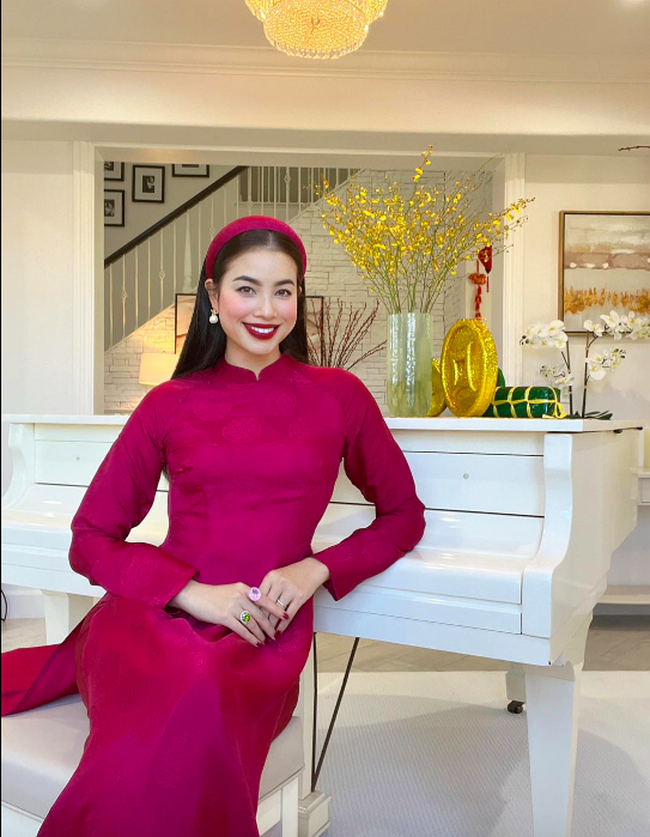 Nhan sắc xinh đẹp đầy mê hoặc của Hoa hậu Phạm Hương khi diện áo dài đón Tết Nguyên đán 2024 ở trời Tây- Ảnh 4.