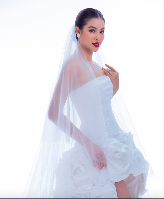 Nhan sắc xinh đẹp đầy mê hoặc của Hoa hậu Phạm Hương khi diện áo dài đón Tết Nguyên đán 2024 ở trời Tây- Ảnh 5.