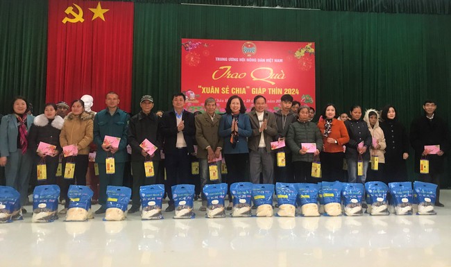 Nghệ An: Phó Chủ tịch TƯ Hội NDVN Bùi Thị Thơm trao 65 suất quà Tết đến hội viên, nông dân nghèo Quỳ Châu- Ảnh 5.