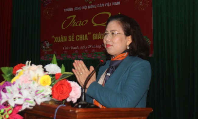 Nghệ An: Phó Chủ tịch TƯ Hội NDVN Bùi Thị Thơm trao 65 suất quà Tết đến hội viên, nông dân nghèo Quỳ Châu- Ảnh 2.