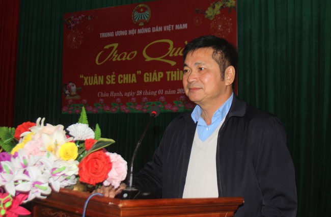 Nghệ An: Phó Chủ tịch TƯ Hội NDVN Bùi Thị Thơm trao 65 suất quà Tết đến hội viên, nông dân nghèo Quỳ Châu- Ảnh 6.