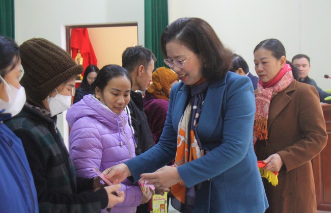 Nghệ An: Phó Chủ tịch TƯ Hội NDVN Bùi Thị Thơm trao 65 suất quà Tết đến hội viên, nông dân nghèo Quỳ Châu- Ảnh 3.