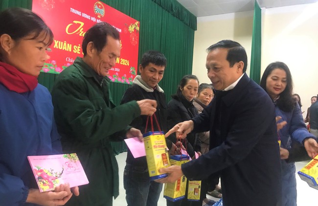 Nghệ An: Phó Chủ tịch TƯ Hội NDVN Bùi Thị Thơm trao 65 suất quà Tết đến hội viên, nông dân nghèo Quỳ Châu- Ảnh 4.