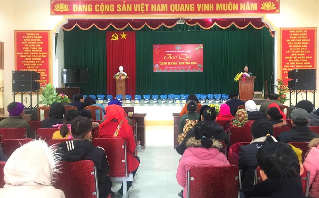 Nghệ An: Phó Chủ tịch TƯ Hội NDVN Bùi Thị Thơm trao 65 suất quà Tết đến hội viên, nông dân nghèo Quỳ Châu- Ảnh 1.