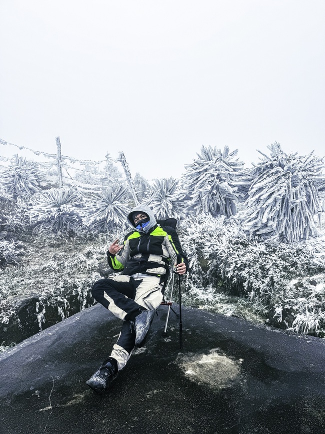 Giới trẻ vượt hàng trăm kilomet, mặc 5 lớp áo đi săn băng tuyết ở Mẫu Sơn- Ảnh 10.