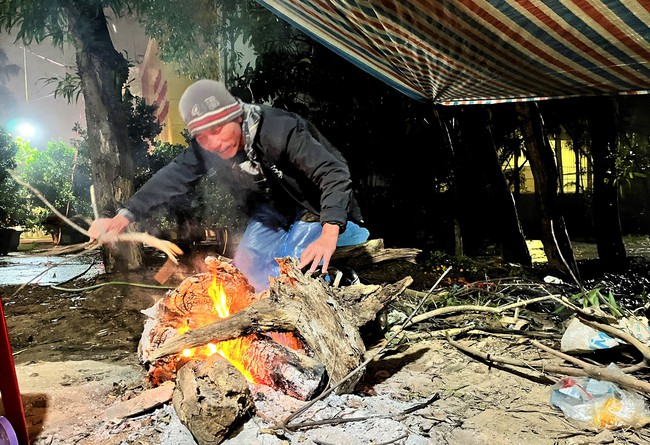 Mưa lạnh thấu xương, ở TP Vinh của Nghệ An, dân buôn đào, quất tết đốt củi, dựng lều bán hàng- Ảnh 2.