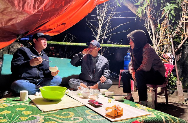 Mưa lạnh thấu xương, ở TP Vinh của Nghệ An, dân buôn đào, quất tết đốt củi, dựng lều bán hàng- Ảnh 3.