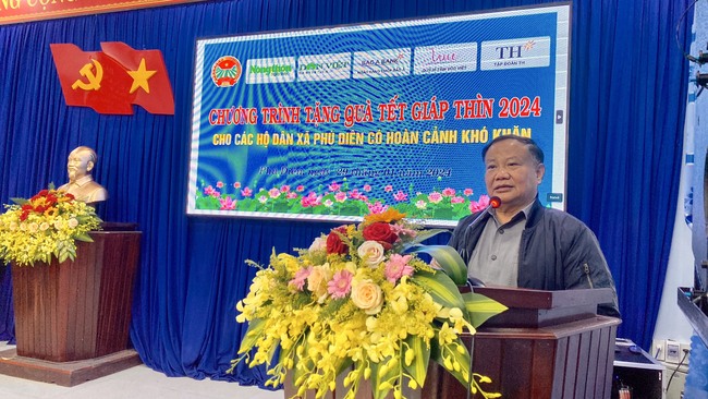 Phó Chủ tịch Hội NDVN Đinh Khắc Đính trao quà Tết cho nông dân khó khăn tại Thừa Thiên Huế - Ảnh 1.