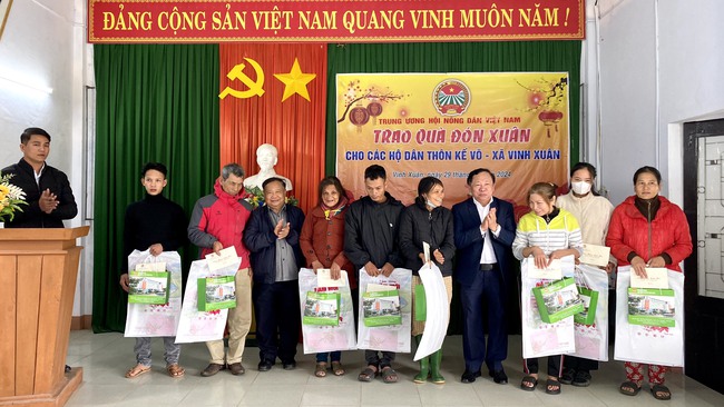 Phó Chủ tịch Hội NDVN Đinh Khắc Đính trao quà Tết cho nông dân khó khăn tại Thừa Thiên Huế - Ảnh 5.