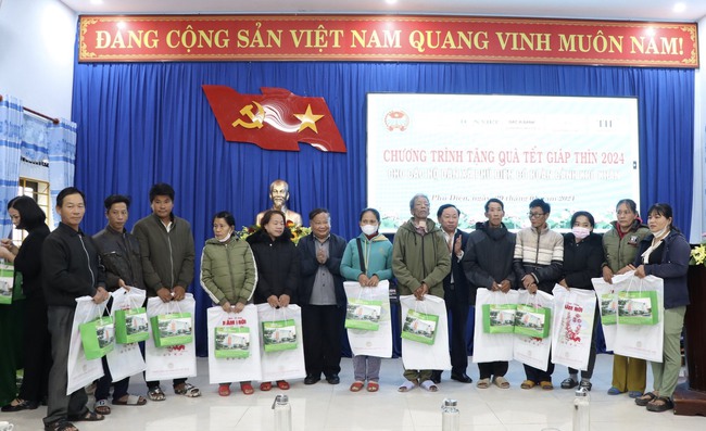 Phó Chủ tịch Hội NDVN Đinh Khắc Đính trao quà Tết cho nông dân khó khăn tại Thừa Thiên Huế - Ảnh 4.