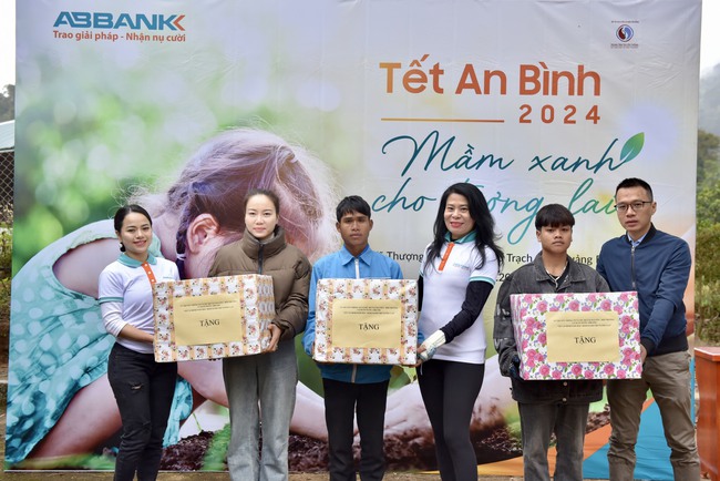 Tết An Bình 2024: ABBANK gây quỹ tài trợ 50.000 cây gỗ lớn cho người dân Quảng Bình- Ảnh 2.