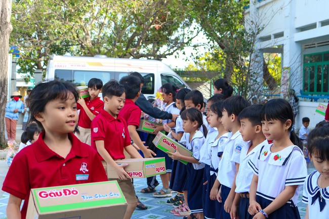 Trường Hội nhập Quốc tế iSchool Ninh Thuận mang quà Tết đến học sinh nghèo miền núi- Ảnh 1.