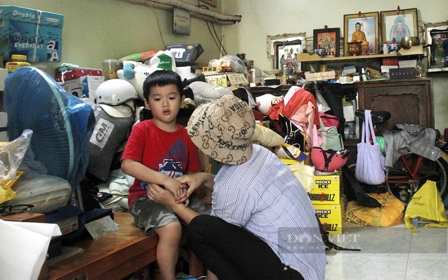Hai mẹ con chị Chi và bé Hải đang sống ở gia đình nhà nội, phường 5, quận Gò Vấp, TP.HCM. Ảnh: Nguyên Vỹ