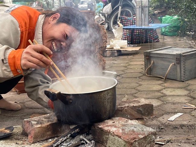 "Bữa tiệc" tất niên giản dị bên lề đường của những nữ lao công Hà Nội- Ảnh 2.