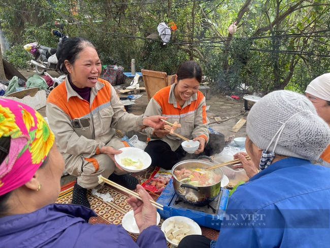 "Bữa tiệc" tất niên giản dị bên lề đường của những nữ lao công Hà Nội- Ảnh 4.