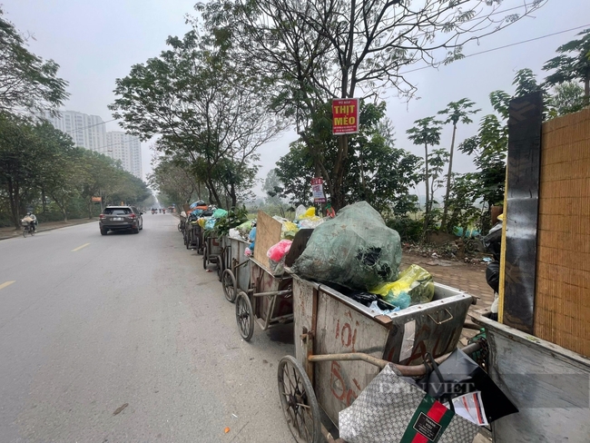 "Bữa tiệc" tất niên giản dị bên lề đường của những nữ lao công Hà Nội- Ảnh 5.