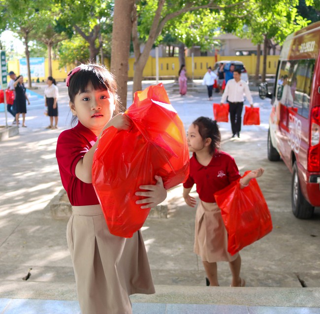 Trường Hội nhập Quốc tế iSchool Ninh Thuận mang quà Tết đến học sinh nghèo miền núi- Ảnh 10.