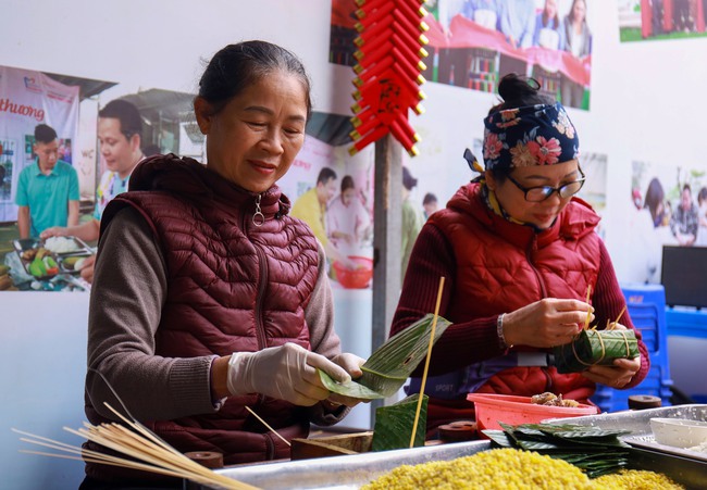 Chương trình "Bánh chưng xanh, Tết an lành": 1.500 chiếc bánh chưng được "ra lò" trong vòng 24 giờ- Ảnh 16.