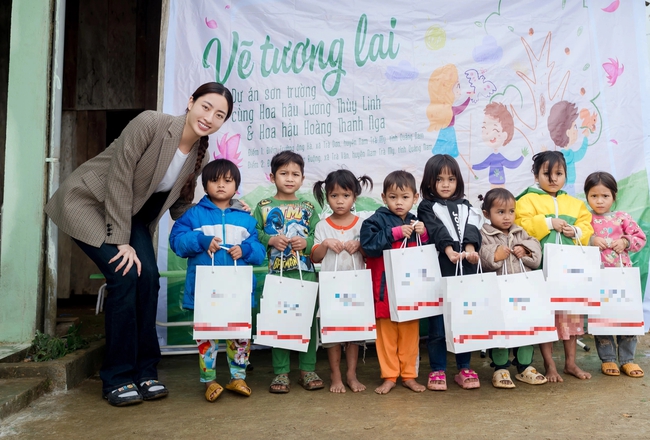 "Hoa hậu tuổi Thìn" Lương Thùy Linh hóa cô giáo vùng cao, ghi điểm nhờ hành động đẹp trước Tết Nguyên đán 2024- Ảnh 2.