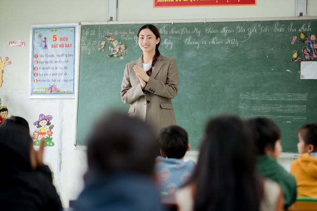 "Hoa hậu tuổi Thìn" Lương Thùy Linh hóa cô giáo vùng cao, ghi điểm nhờ hành động đẹp trước Tết Nguyên đán 2024- Ảnh 4.