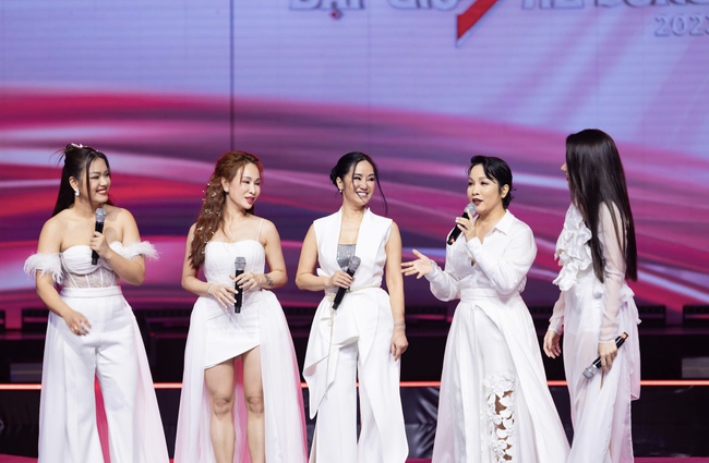 Khán giả ngỡ ngàng khi nhóm diva Hồng Nhung nhận điểm thấp kỷ lục tại "Chị đẹp đạp gió rẽ sóng"- Ảnh 2.