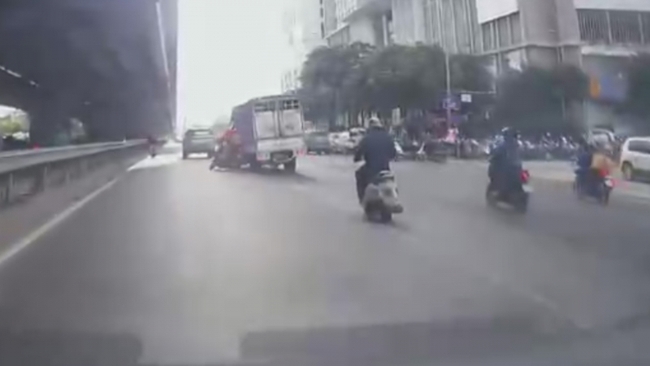 Vụ xe tải ép ngã xe máy trên đường Nguyễn Xiển: Nạn nhân bị tạm giữ phương tiện bao lâu?- Ảnh 1.