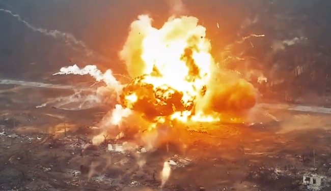 Ukraine đẩy lùi cuộc tấn công của Moscow vào Krynky, xe tăng Nga nổ tung thành quả cầu lửa khổng lồ- Ảnh 1.