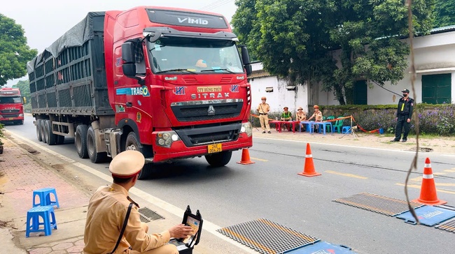 "Rãi nắng, dầm mưa" để những tuyến đường an toàn, vì sự bình yên cho nhân dân - Ảnh 1.