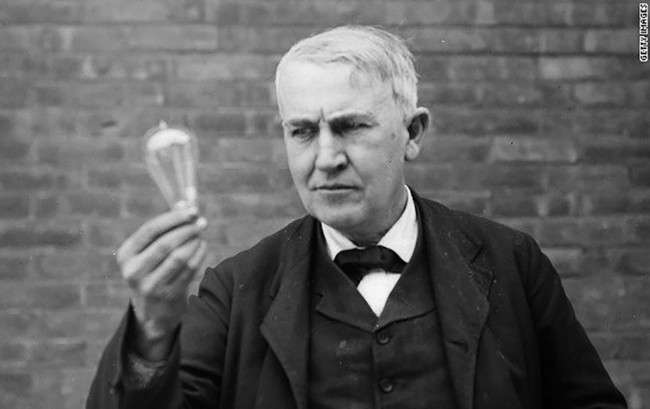 Thomas Edison từng bị "ném đá" ra sao khi phát minh bóng đèn? - Ảnh 1.