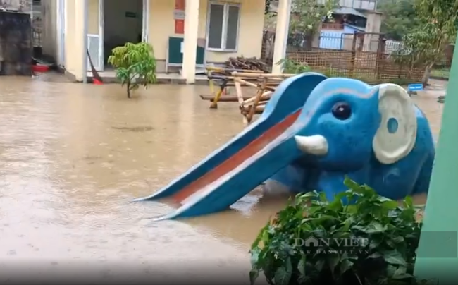 Mưa lớn kéo dài gây ngập cục bộ ở Lai Châu, cô và trò điểm Trường Mầm non gấp rút chạy lụt- Ảnh 2.