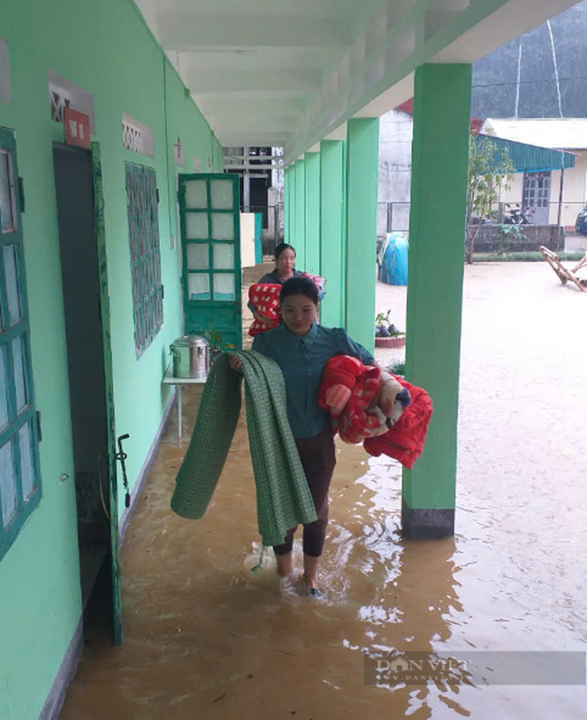 Mưa lớn kéo dài gây ngập cục bộ ở Lai Châu, cô và trò điểm Trường Mầm non gấp rút chạy lụt- Ảnh 4.