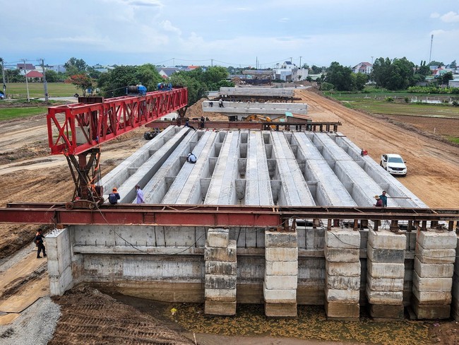 Long An: 9 tháng giải ngân vốn đứng đầu cả nước, tập trung đầu tư nhiều công trình giao thông trọng điểm - Ảnh 1.