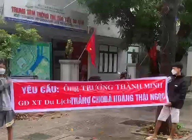 Giám đốc trung tâm thuộc Sở Du lịch TT-Huế nói gì về việc bị căng băng rôn đòi nợ trước trụ sở? - Ảnh 1.