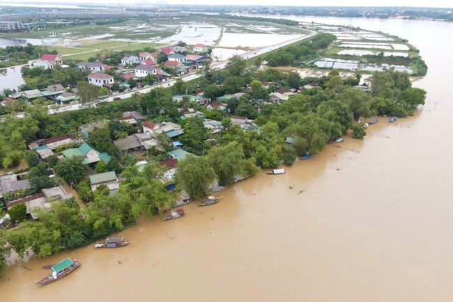 Ở Nghệ An có một làng chạy lũ quanh năm, hễ mưa lớn cả làng vác đồ đi gửi - Ảnh 1.