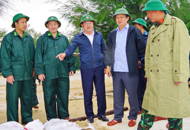 Thừa Thiên Huế lên phương án sơ tán hơn 16.000 hộ, quân đội giúp dân chằng chống nhà cửa- Ảnh 3.