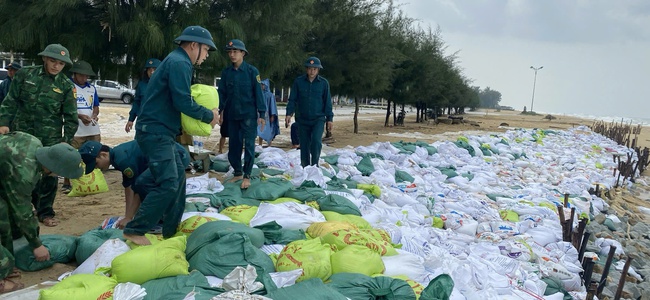 Thừa Thiên Huế lên phương án sơ tán hơn 16.000 hộ, quân đội giúp dân chằng chống nhà cửa- Ảnh 4.