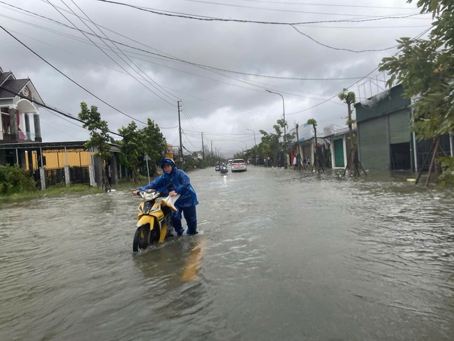 Cập nhật bão số 6: Đang áp sát các tỉnh Quảng Trị - Quảng Nam, nhiều nơi đã có mưa rất to - Ảnh 3.