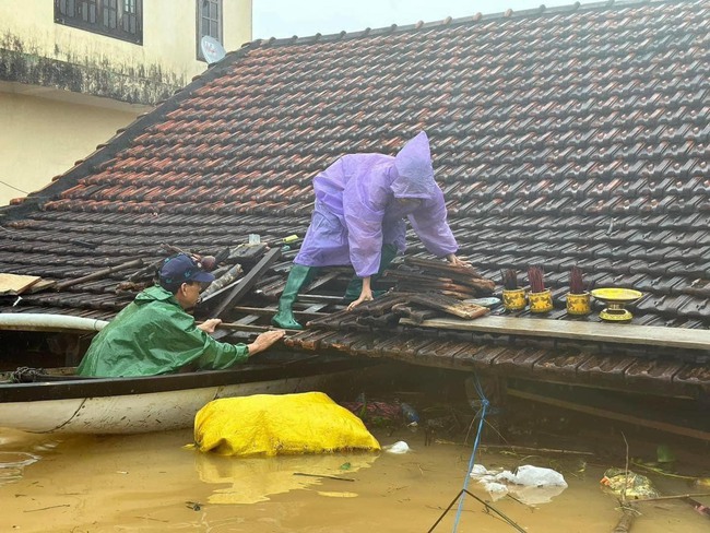 Quảng Bình: Mẹ mất, con đặt quan tài trên gác mái chờ nước lũ rút để đưa tang- Ảnh 1.