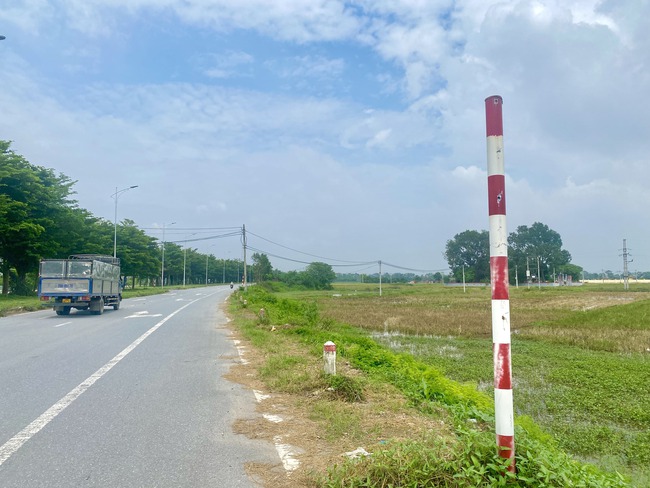 Biển báo giao thông trên tuyến đường nghìn tỷ tại Hà Nội bay mất, chỉ còn trơ cọc sắt- Ảnh 1.