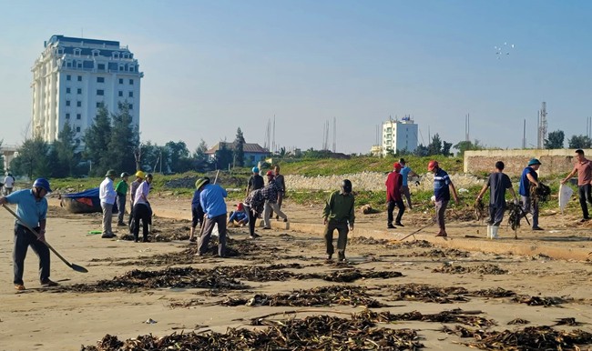 Thấy bãi biển ngập rác nông dân phường này ở Nghệ An ra tay làm ngay điều bất ngờ - Ảnh 1.