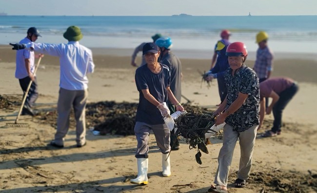 Thấy bãi biển ngập rác nông dân phường này ở Nghệ An ra tay làm ngay điều bất ngờ - Ảnh 2.