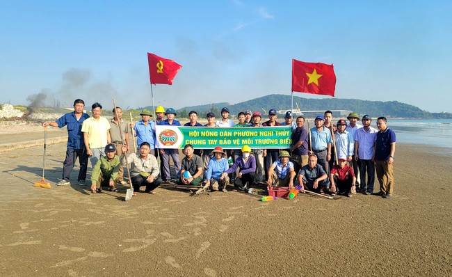 Thấy bãi biển ngập rác nông dân phường này ở Nghệ An ra tay làm ngay điều bất ngờ - Ảnh 3.