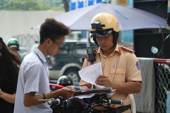 TP.HCM: Bị CSGT xử lý, nam sinh lớp 9 nói 'do không có nón bảo hiểm nên không đội' - Ảnh 2.