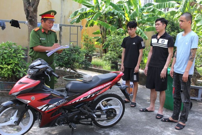 Cơ sở pháp lý trong vụ nhóm thanh niên cầm dao đe dọa dân, đâm trọng thương công an ở Hà Nam- Ảnh 1.