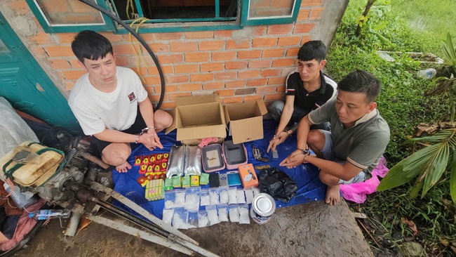 TP.HCM: Bắt "ông trùm" ma túy dưới vỏ bọc chủ tiệm tạp hóa cùng đàn em, thu giữ nhiều súng, đạn - Ảnh 1.