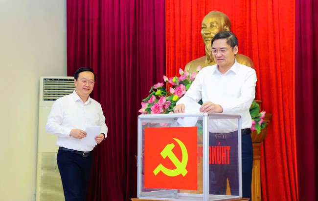 Chủ tịch Nguyễn Đức Trung được bầu giữ chức Bí thư Tỉnh ủy Nghệ An với số phiếu tuyệt đối 100%- Ảnh 3.